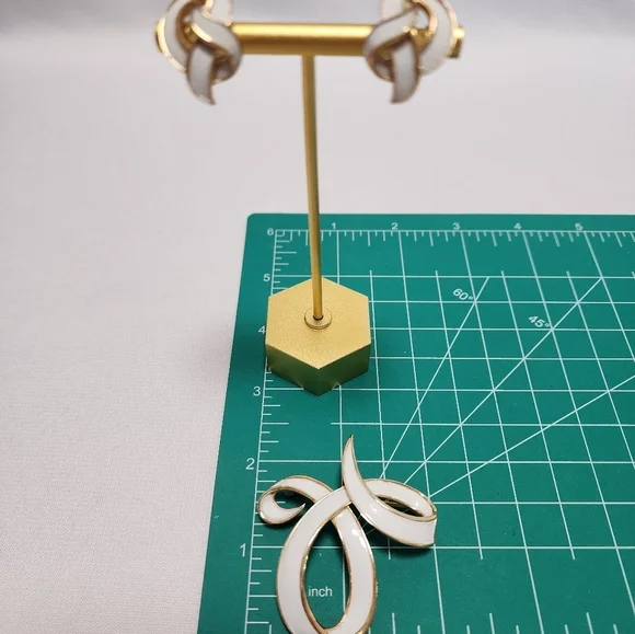 Crown Trifari Gold and White Enamel Brooch and Earring Knot Set - Picture 13 of 13